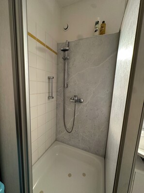 Douche, séchoir à cheveux, serviettes fournies, savon