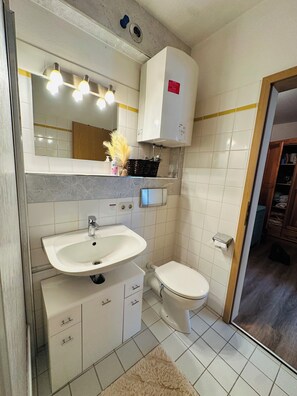 Dusj, hårføner, håndklær og såpe