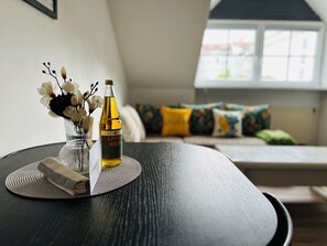 Télévision, lecteur de DVD, livres