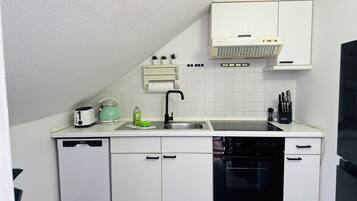 Frigorifero, forno, piano cottura, lavastoviglie