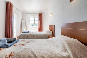 3 quartos, ferros/tábuas de passar roupa, Wi-Fi, roupa de cama