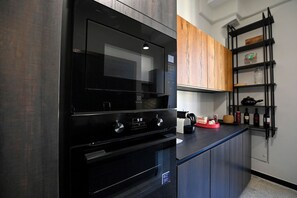 Een koelkast, een microgolfoven, een oven, een kookplaat