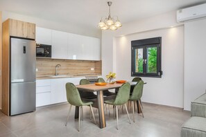 Deluxe villa, 4 slaapkamers, privézwembad | Privékeuken | Een koelkast/vriezer, een magnetron, een oven, een kookplaat