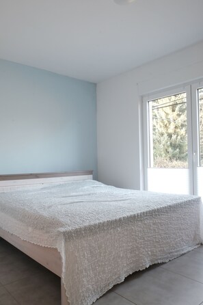 1 bedroom, travel crib, WiFi, bed sheets