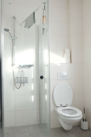 Dusche, Haartrockner, Handtücher, Seife