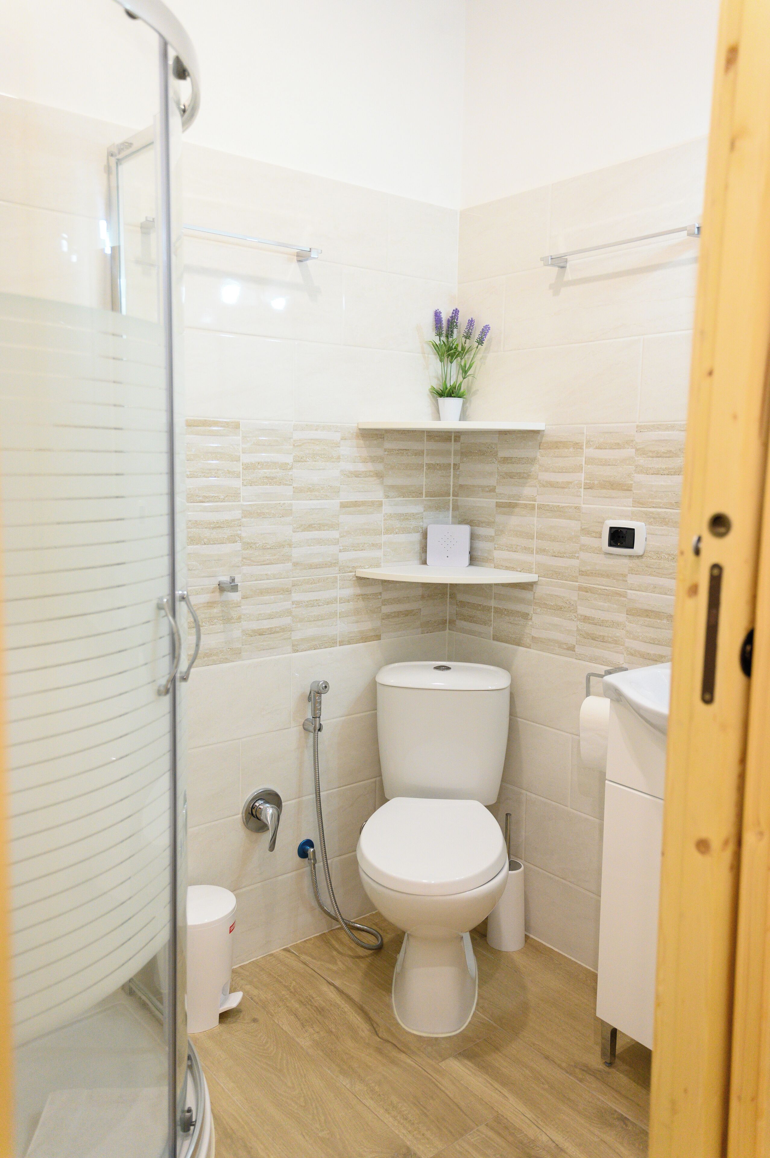 Douche, sèche-cheveux, bidet, serviettes fournies