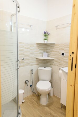 Bruser, hårtørrer, bidet, håndklæder