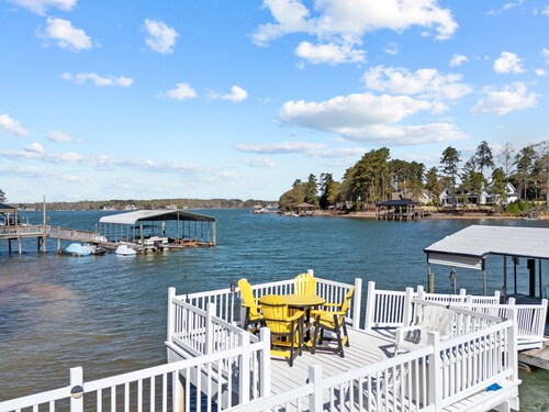 NEW LISTING!--QUIET CALM DEEP WATER COVE WITH BOAT SLIP, BOAT HOUSE, PIER AND NUMEROUS AMENITIES!