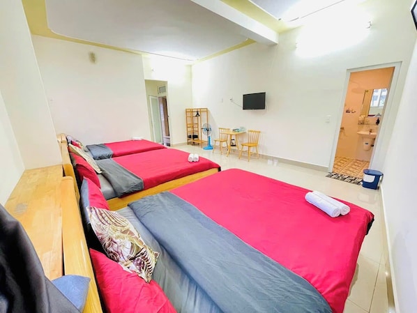 Family Shared Dormitory | Desk, bed sheets