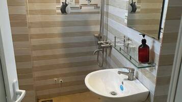 Đồ dùng nhà tắm miễn phí, khăn tắm, giấy vệ sinh