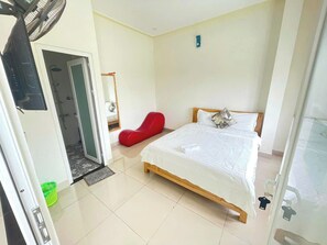 ベーシック ダブルルーム | デスク、ベッドシーツ