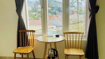 Fællessovesal til familie | Skrivebord, sengetøj
