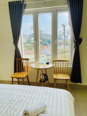 ファミリー 共同ドミトリー | デスク、ベッドシーツ