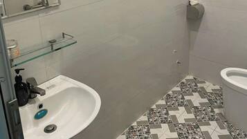 Værelse til 4 personer | Badeværelse | Gratis toiletartikler, håndklæder, Toiletpapir