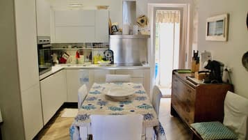 Frigorifero, microonde, forno, piano cottura