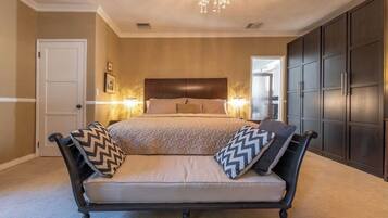 2 slaapkamers, een kluis op de kamer, een bureau