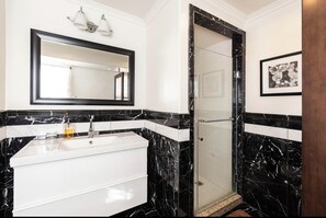 Doccia, asciugacapelli, bidet, asciugamani