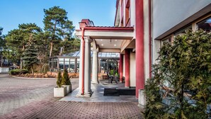 Un edificio con un portico, colonne e un'ingresso in vetro.