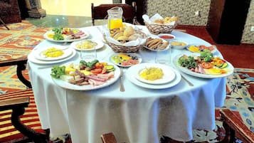 Café da manhã com buffet todos os dias (PLN 40 por pessoa)