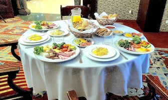 Desayuno buffet diario (PLN 40 por persona)