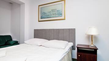 Habitación doble clásica, vista al jardín | Tabla de planchar con plancha y wifi gratis