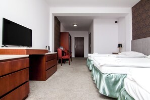 Classic Quadruple Room, Park View | Iron/ironing board, free WiFi - Hotel Bella Vista (Warsaw)