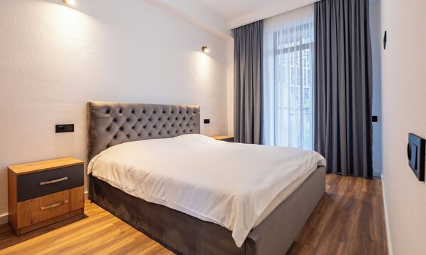 3 bedrooms, desk, iron/ironing board, travel cot