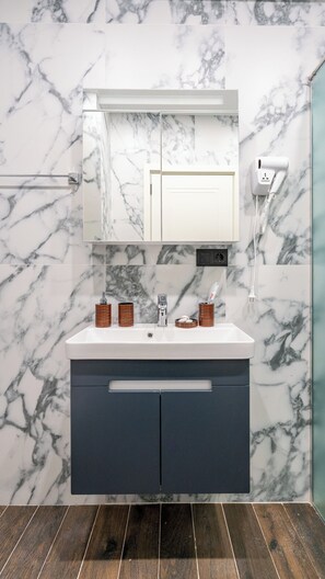 Dusche, Haartrockner, Bidet, Handtücher