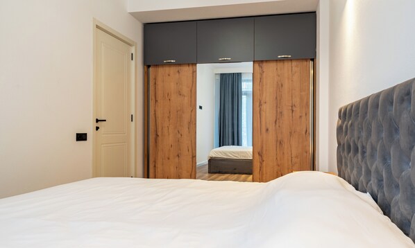 3 Schlafzimmer, Schreibtisch, Bügeleisen/Bügelbrett, Reisekinderbett