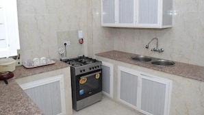 Basic Apartment | Private kitchen - Aknan 01 - Center Market (Salalah)