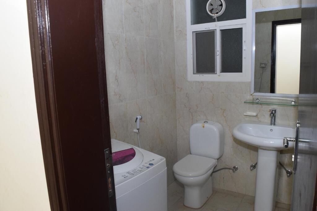 Basic Apartment | Bathroom