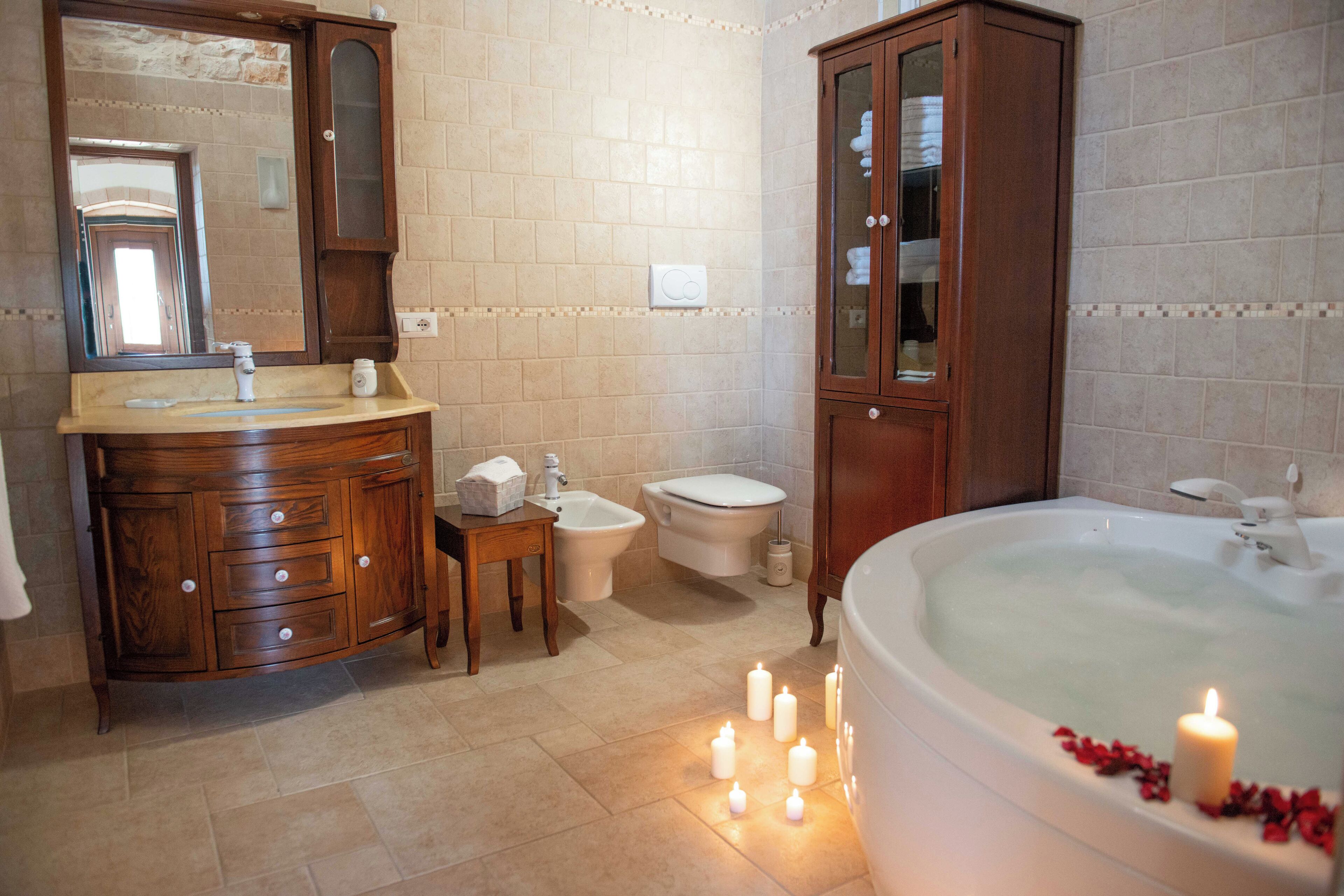 Asciugacapelli, bidet, asciugamani, sapone