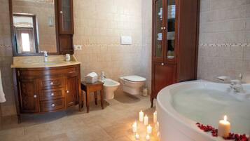 Asciugacapelli, bidet, asciugamani, sapone