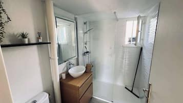 Douche, sèche-cheveux, serviettes fournies