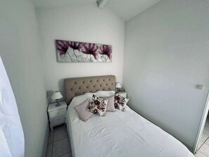 1 soverom, strykejern/-brett, reiseseng for barn og sengetøy