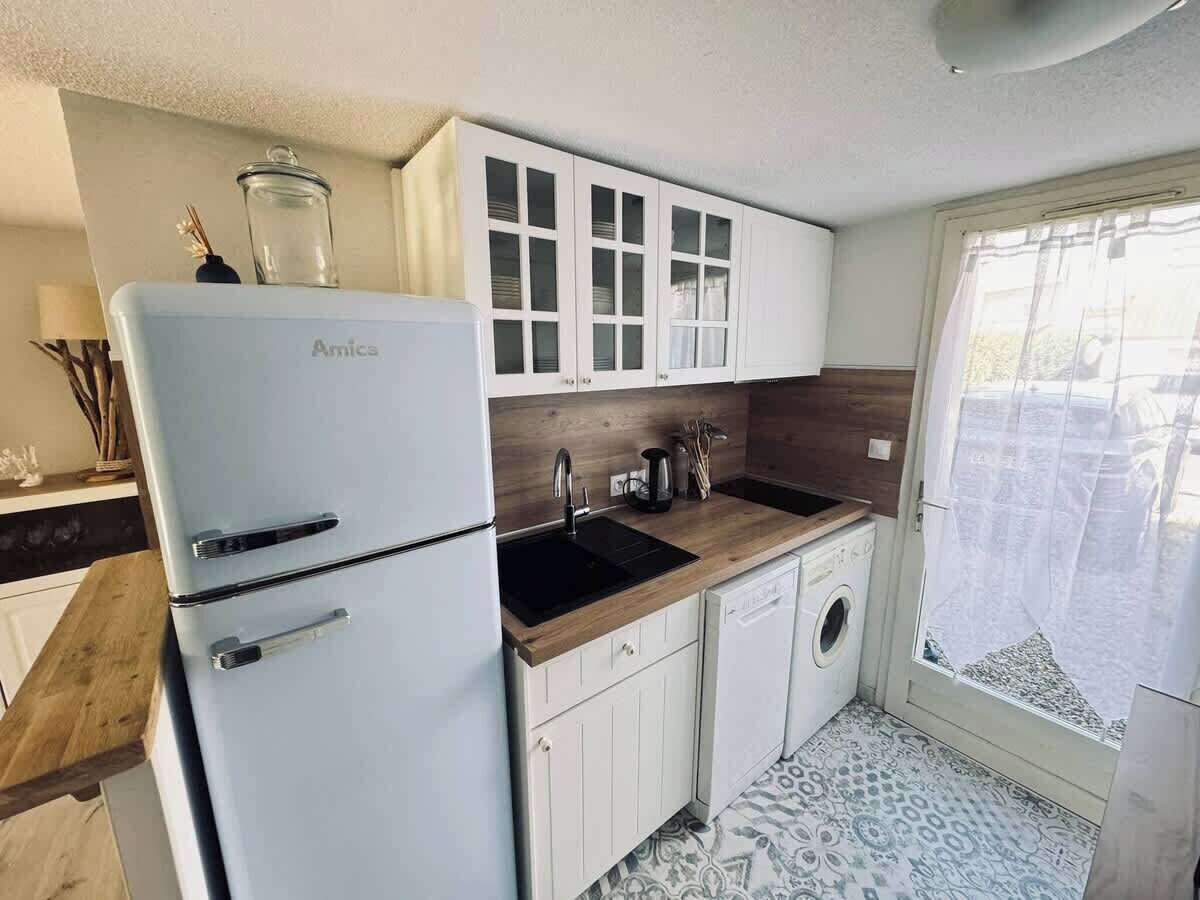 Cafetière-théière, réfrigérateur, four à micro-ondes, surface de cuisson