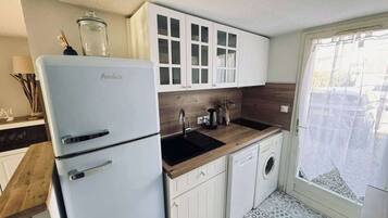 Kühlschrank, Mikrowelle, Herdplatte, Geschirrspüler