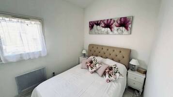 1 chambre, fer et planche à repasser, lit parapluie, draps fournis