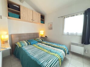 2 makuuhuonetta, silitysrauta/-lauta, vuodevaatteet