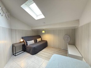 2 habitaciones, tabla de planchar con plancha y ropa de cama 