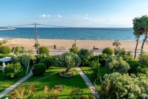 Une vue sur la plage avec un sentier menant à un jardin.