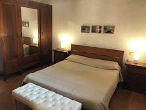 2 makuuhuonetta, silitysrauta/-lauta, vauvan matkasänky, Wi-Fi