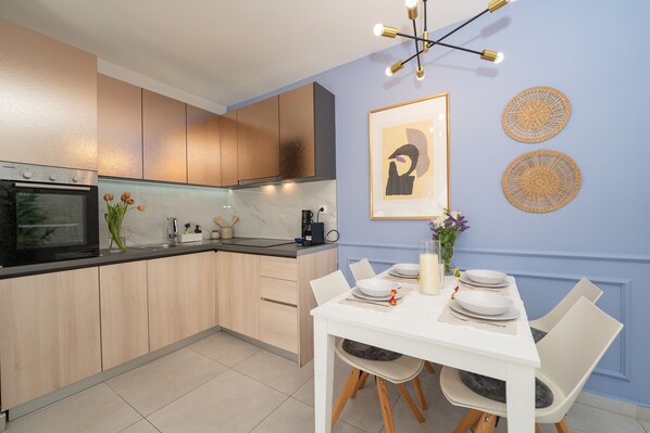 Frigorífico, horno, placa de cocina y lavavajillas