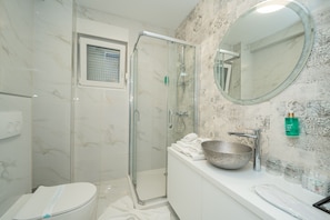 Shower, hair dryer, towels