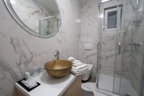 Douche, séchoir à cheveux, serviettes fournies