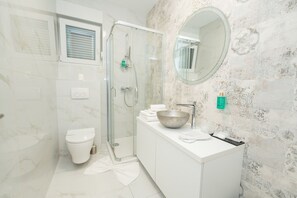 Shower, hair dryer, towels