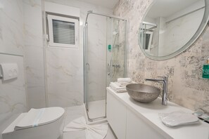Dusche, Haartrockner, Handtücher