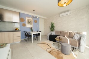 TV - Deluxe apartment Mares 7 (Novalja)