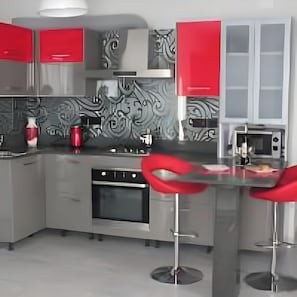 Kühlschrank, Mikrowelle, Ofen, Wasserkocher mit Kaffee-/Teezubehör