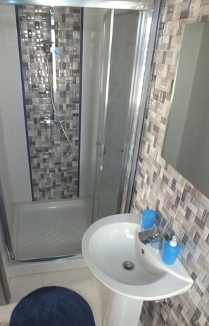 Shower, hair dryer, towels, soap - Beautiful penthouse with the sea view and next to the beach. (Wied il-Għajn)